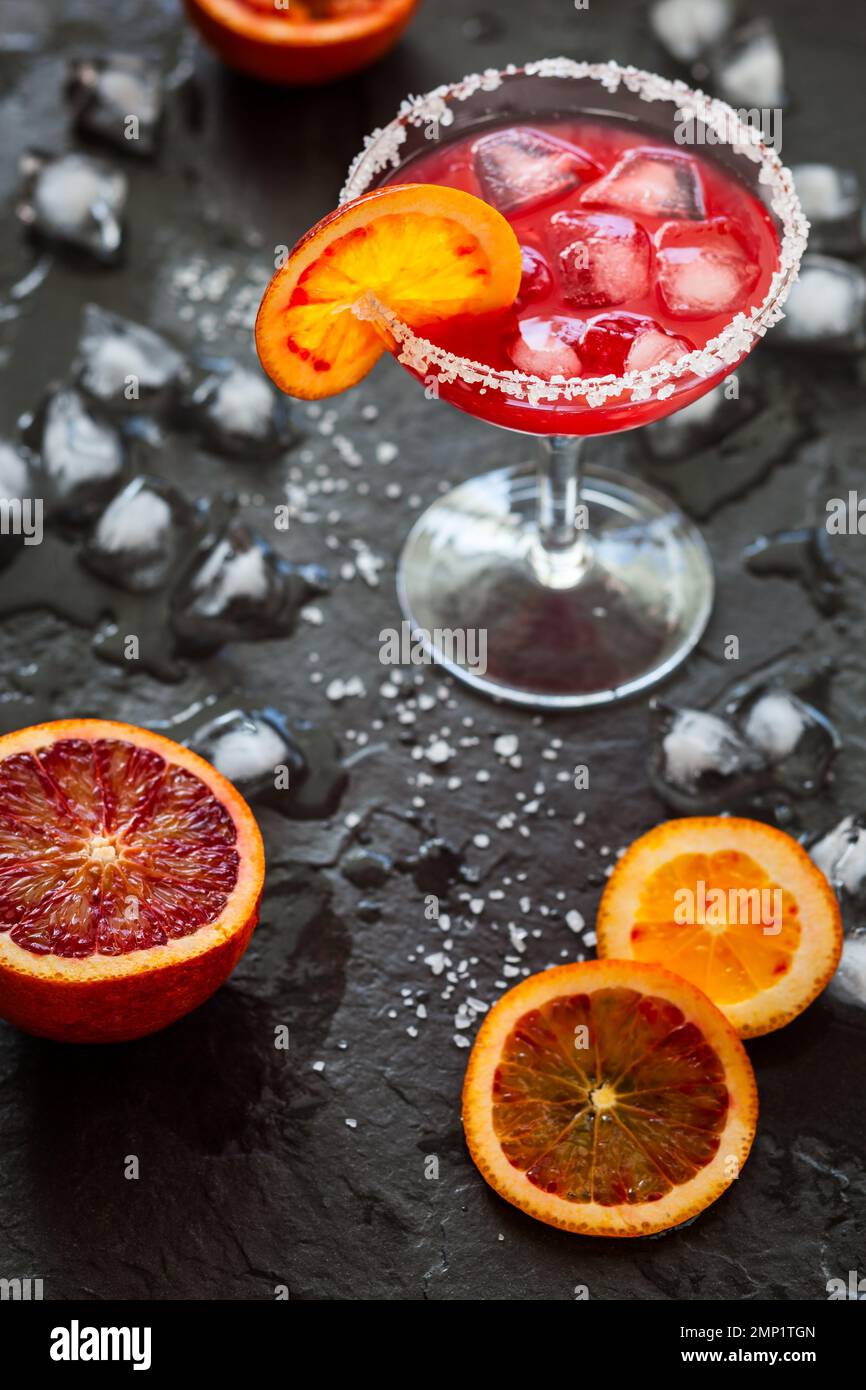 Blood Orange Margarita in Glas mit gesalzenem Rand Stockfoto