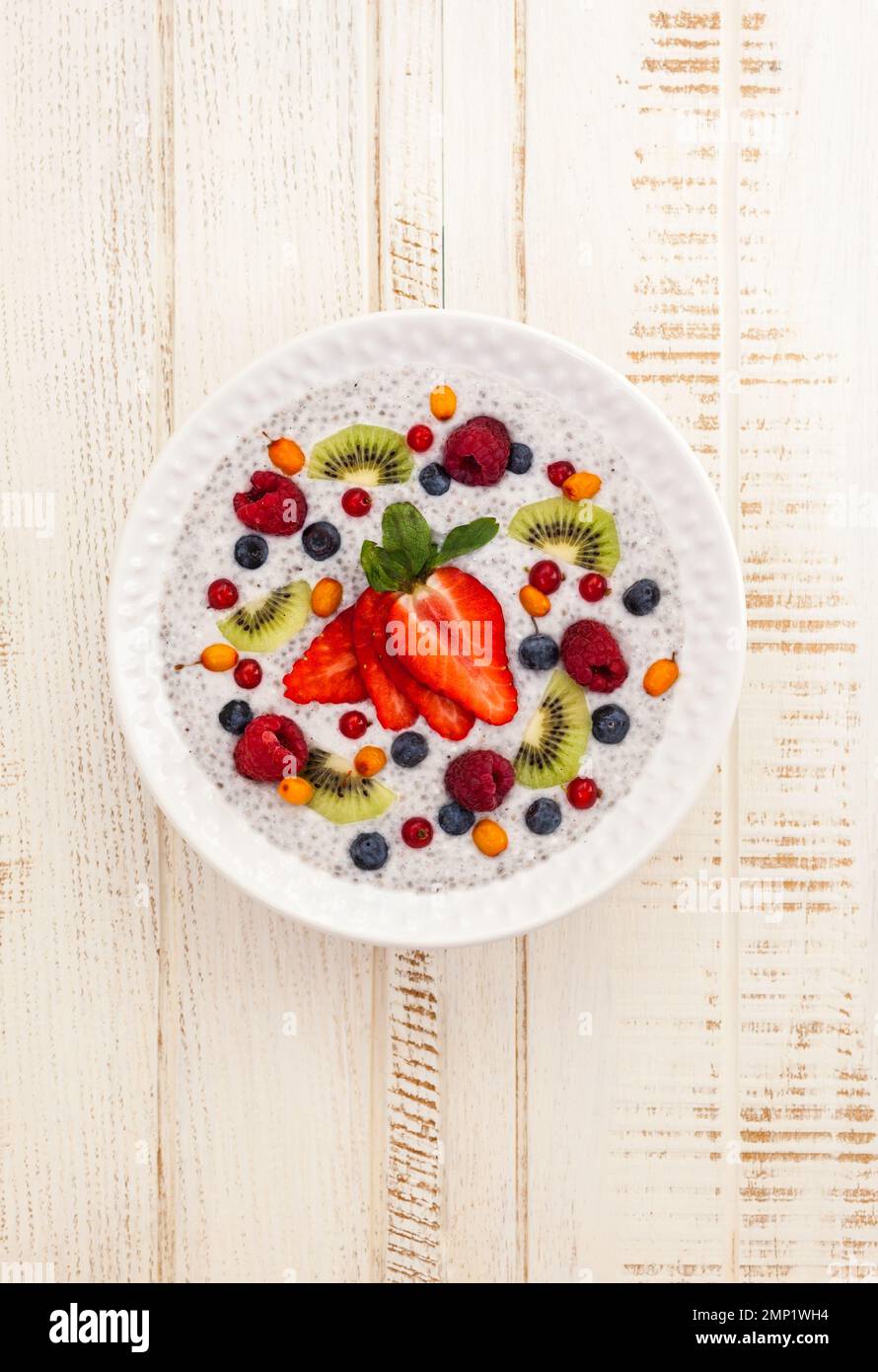 Frühstückschüssel: Coconut Chia Pudding mit Früchten und Beeren. Stockfoto