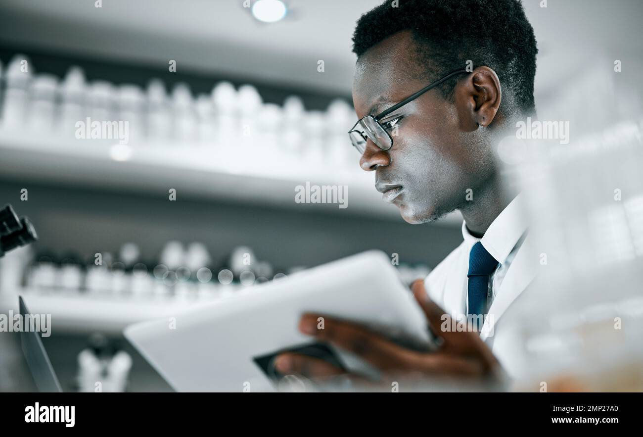 Wissenschaft, Labor und schwarzer Mann mit Tablet für Forschung, medizinische Analyse und Experimentergebnisse. Medizin, Gesundheitswesen und Wissenschaftler mit Digital Stockfoto