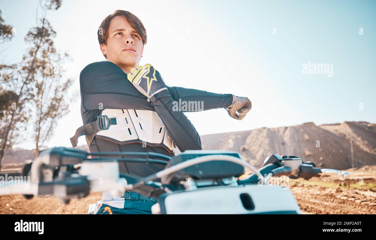 Moto Cross, Armstrecken und Mensch in der Natur auf dem Motorrad für das Wettkampftraining. Wüstenfahrt, Motorradtraining und Übungsfokus eines Extreme Stockfoto