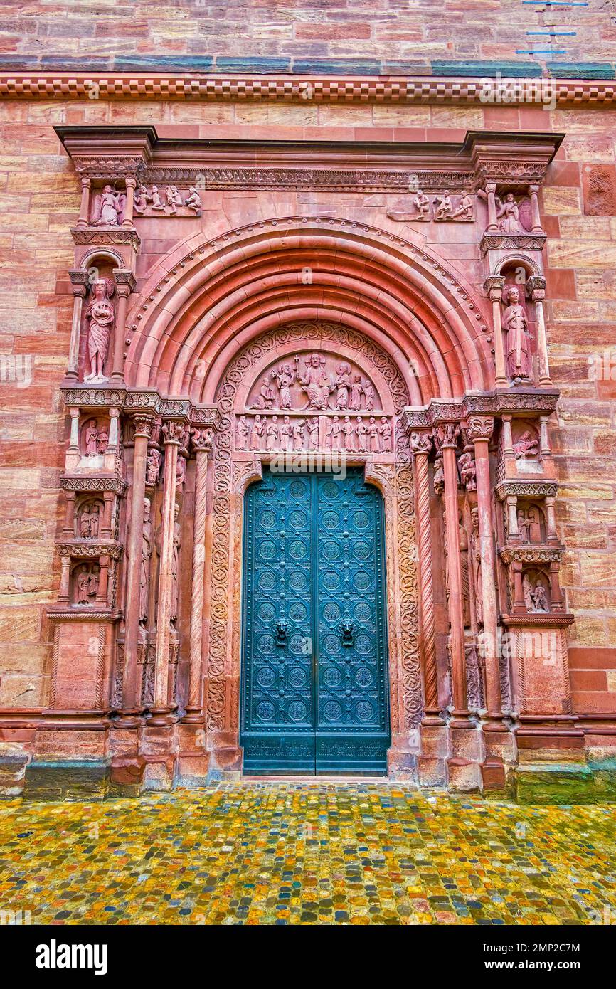 Das aus Stein geschnitzte Gallus-Tor am Nordportal der Basler Münsterkirche, Schweiz Stockfoto