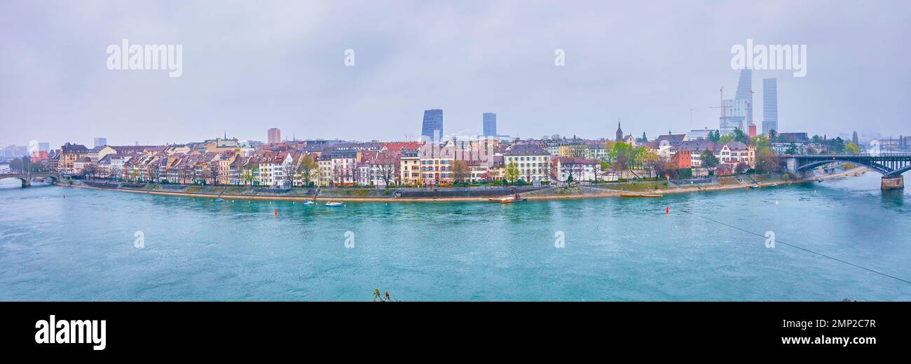 Panoramablick auf den modernen Teil von Basel mit traditionellen Häusern am Rhein, Schweiz Stockfoto