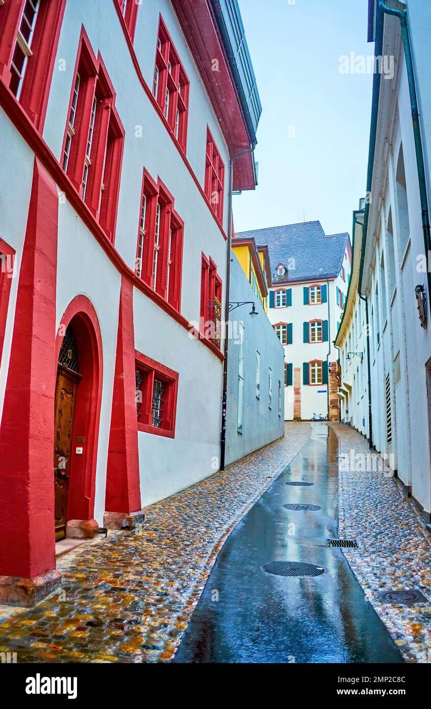 Enge Straße mit mittelalterlichen Häusern in der Altstadt des Stadtteils Grossbasel in Basel, Schweiz Stockfoto