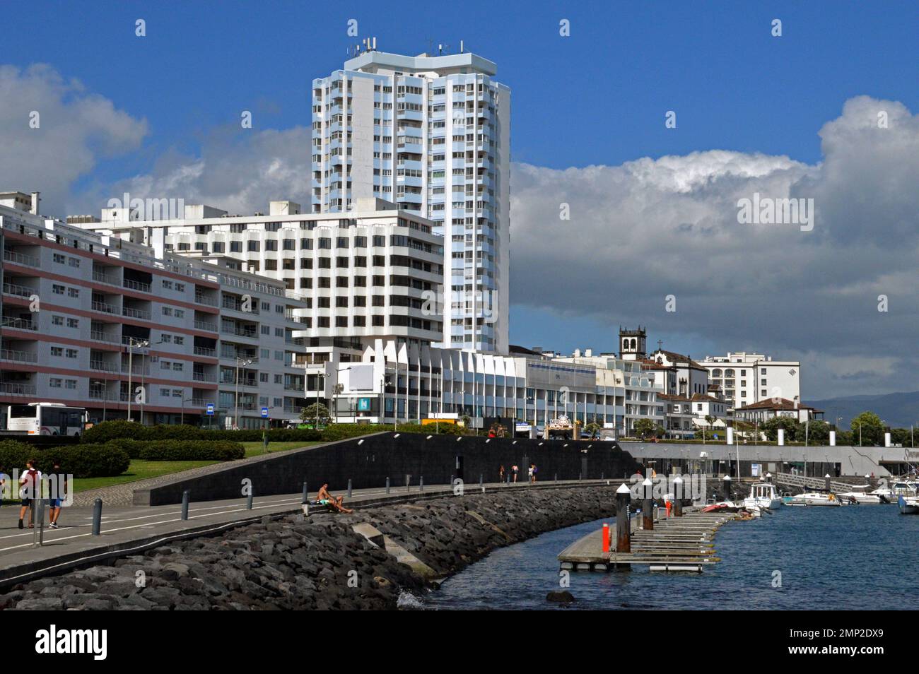 Portugal, Azoren, Sao Miguel, Ponta Delgada: Avenida Infanto D. Henrique, Ufer und Promenade mit dem Wohnblock Torre Solmar, CO Stockfoto