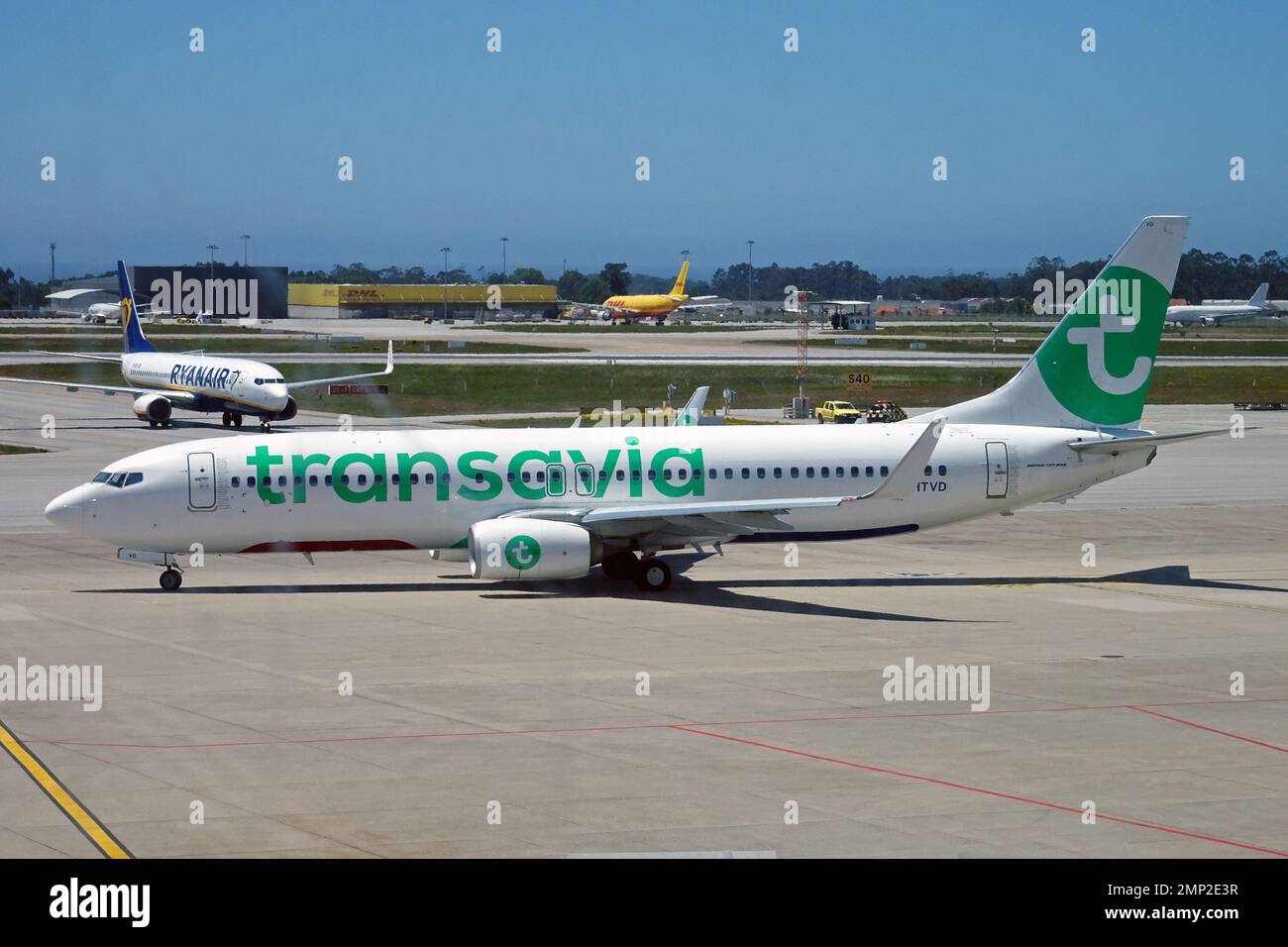 Portugal, Porto: F-HTVD Boeing 737-8K2 (c/n 62154) von Transavia France. Stockfoto