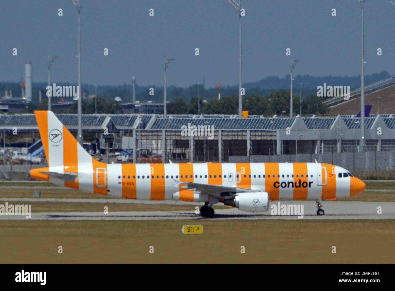 Deutschland, Bayern, München: D-AICU Airbus A.320-214 (c/n 3767) von Condor am Münchner Franz-Josef-Strauss-Flughafen. Stockfoto