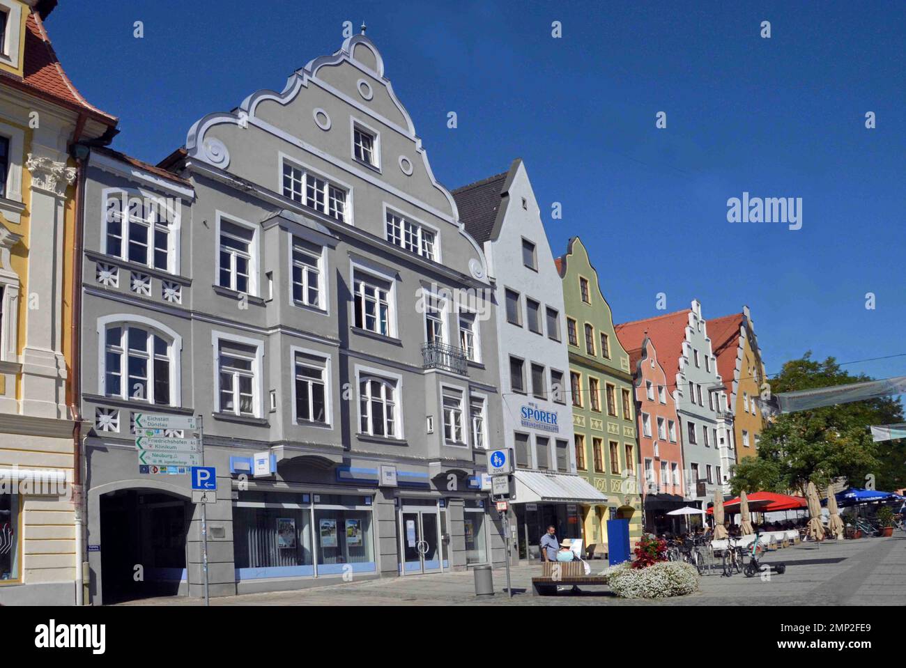 Deutschland, Bayern, Ingolstadt: Barockfassaden an der Ludwigstraße, Teil der Fußgängerzone. Stockfoto