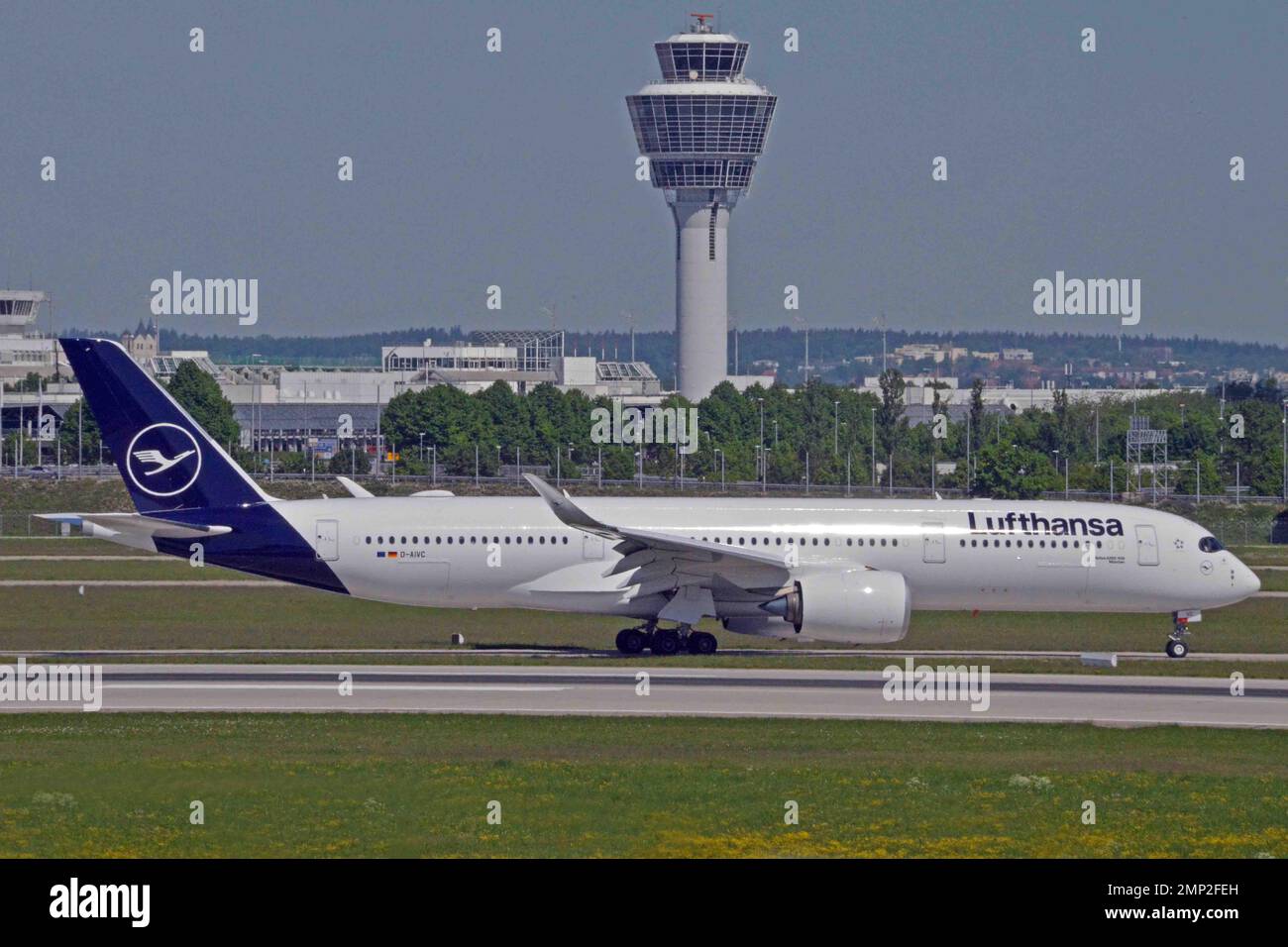 Deutschland, Bayern, München: D-AIVC Airbus A-350-941 (c/n 243) (ex RP-C3506) der Lufthansa am Münchner Franz-Josef-Strauss-Flughafen. Stockfoto