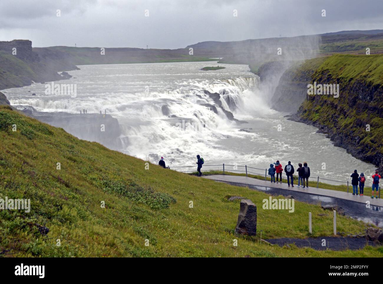 Island, Gullfoss: Die Wasserfälle, wo der Hvítá 20 Meter tief in einen 2 Kilometer langen Canyon fällt. Stockfoto