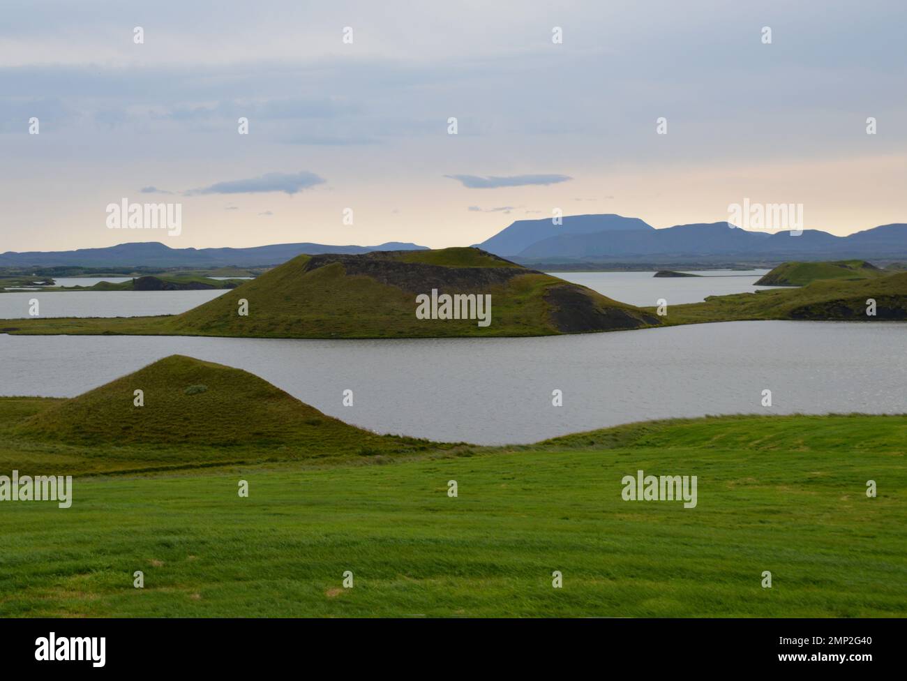 Island, Myvatn: Blick auf den See, Zufluchtsort zahlreicher Wasservögel. Stockfoto