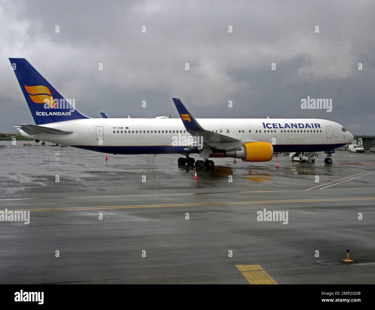 Island, Keflavik: TF-ISW Boeing 767-319ER (c/28745) von Icelandair am Flughafen Keflavik. Stockfoto