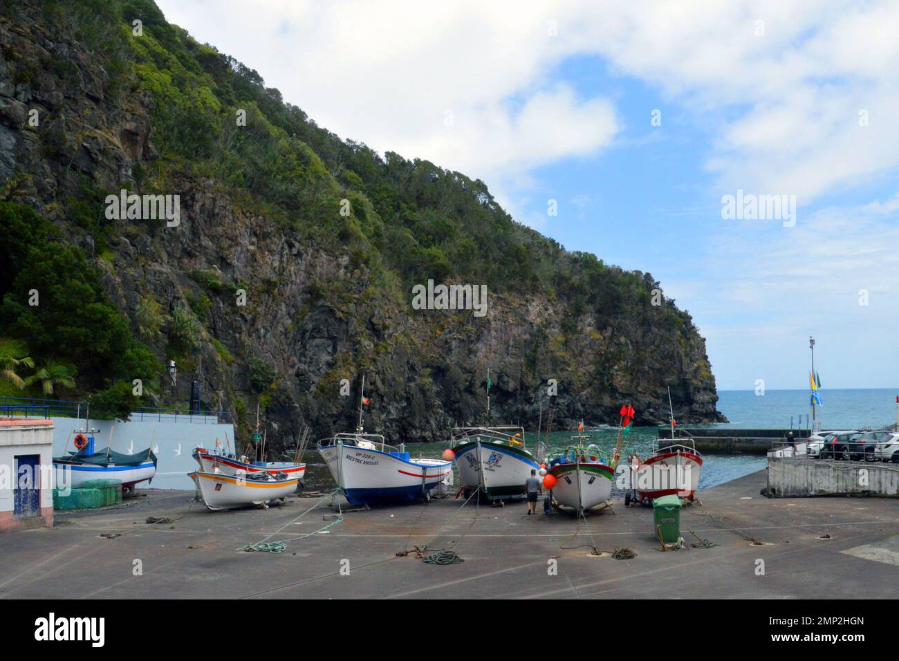 Portugal, Azoren, Sao Miguel: Caloura, ein winziger Fischereihafen an der Südküste - Fischerboote, die auf harter Linie gebaut wurden. Stockfoto