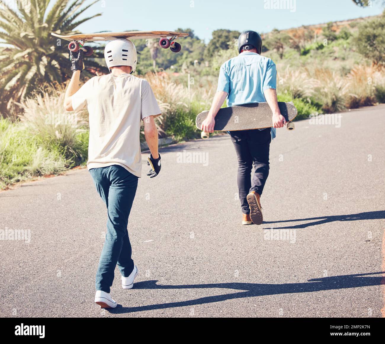 Skateboard, Sport und Freunde, die auf der Straße unterwegs sind, bereit für Abenteuer, Freiheit und Freizeitaktivitäten auf den Bergen. Freundschaft, Skateboarden und Skater-Männer Stockfoto