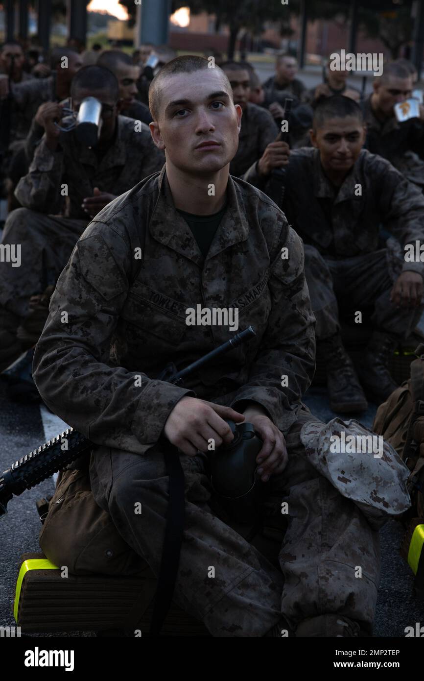 Pvt. Russell L. Towle mit Fox Company, 2. Recruit Training Bataillon, sitzt für ein Porträt über Marine Corps Recruit Depot Parris Island, S.C., 8. Oktober 2022. Die EGA ist das offizielle Emblem und Insignien des Marine Corps. Stockfoto