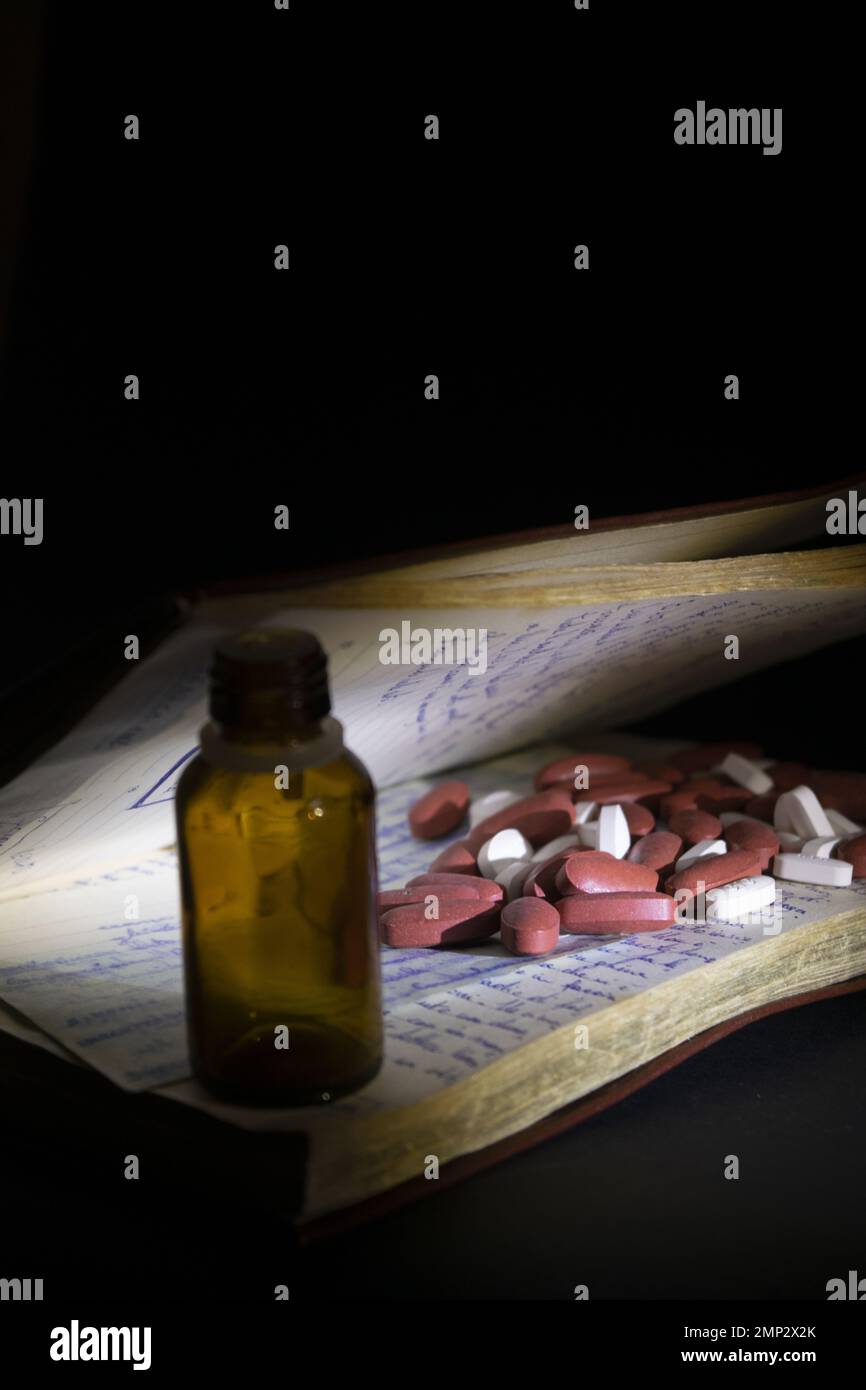 Die einzunehmenden Arzneimittel in ein Tagebuch einzutragen Stockfoto