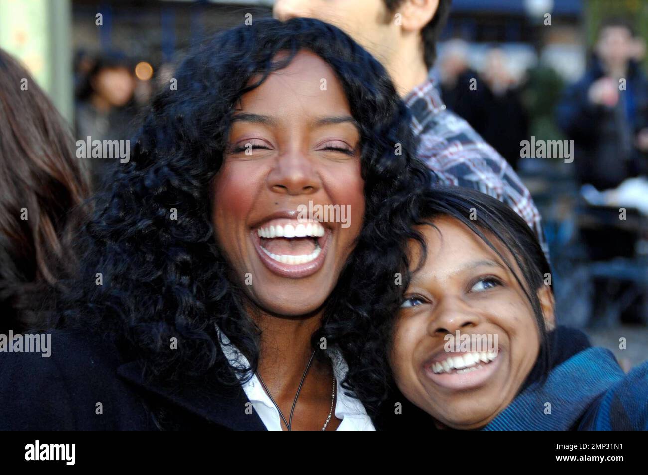MAVRIXPHOTO.COM Kelly Rowland zeigt Fans und Fotografen auf einer Fashion Week-Veranstaltung etwas Liebe. New York, NY. 2/07/08. Verfasserzeile und/oder Link zur Internetnutzung muss MAVRIXPHOTO.COM lauten. Wenn die Verfasserzeile nicht korrekt ist, wird die vereinbarte Gebühr verdoppelt. Stockfoto