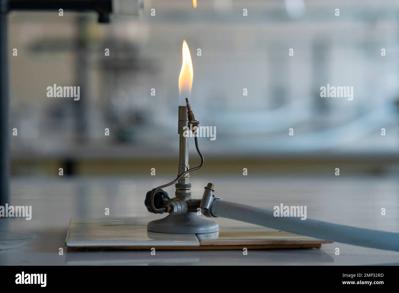 Lit bunsen im Chemielabor. Stockfoto