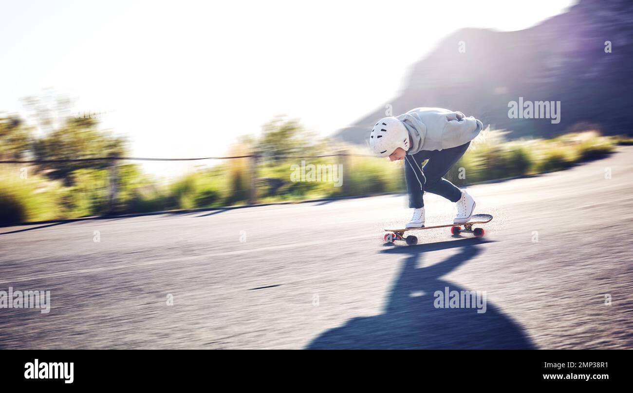 Schnelles, Sport- und Mannskateboarden auf der Straße für Freiheit, Reisen und urbane Action in Norwegen. Spaß, Wettkämpfe und Skateboarder verschwimmen mit Geschwindigkeit Stockfoto