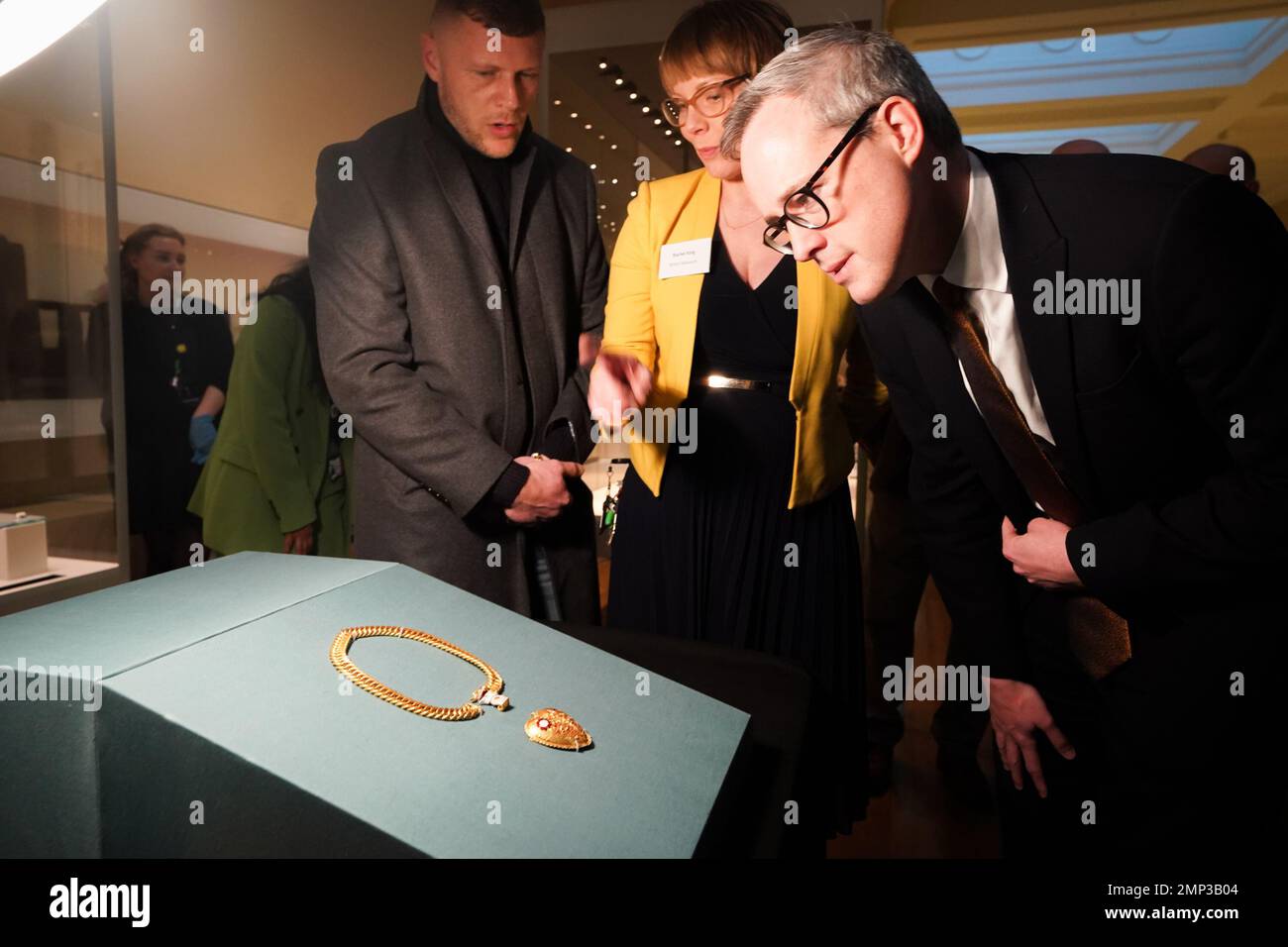Der Finder der Kette und des Anhängers, die mit Heinrich VIII. Und Katherine von Aragon, Charlie Clarke (links) und dem Minister für Kunst und Kulturerbe in Verbindung stehen, Lord Parkinson of Whitley Bay (rechts) Sehen Sie sich den Anhänger an, der im British Museum in London ausgestellt ist, während archäologische Entdeckungen von Mitgliedern der Öffentlichkeit über das Portable Antiquities Scheme (PAS) enthüllt werden. Foto: Dienstag, 31. Januar 2023. Stockfoto