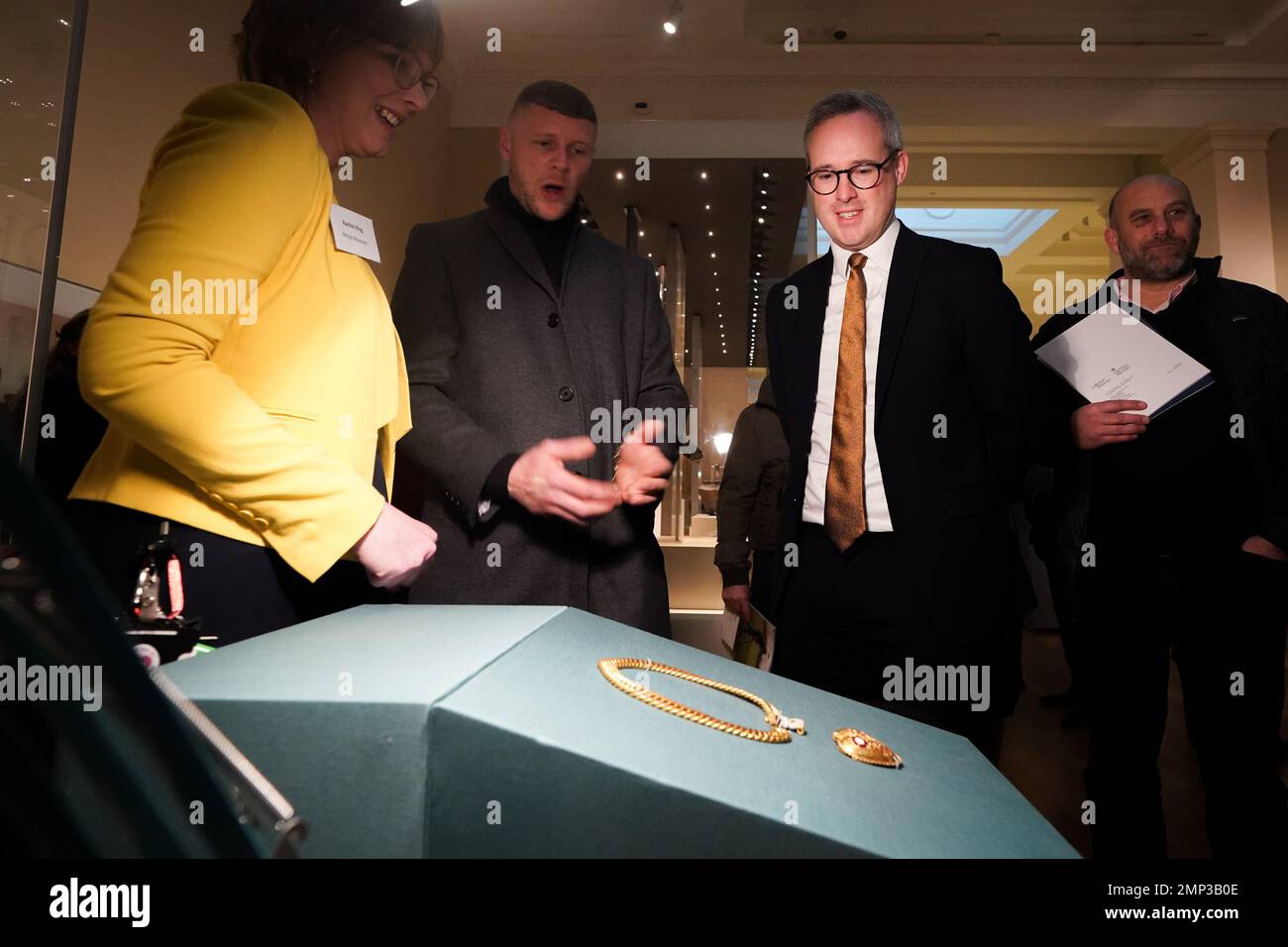 Der Finder der Kette und des Anhängers, der mit Heinrich VIII. Und Katherine von Aragon, Charlie Clarke (Zentrum) und dem Minister für Kunst und Kulturerbe, Lord Parkinson von Whitley Bay (zweite Rechte) verbunden ist Schauen Sie sich den Anhänger an, der im British Museum in London ausgestellt ist, während archäologische Entdeckungen von Mitgliedern der Öffentlichkeit über das Portable Antiquities Scheme (PAS) enthüllt werden. Foto: Dienstag, 31. Januar 2023. Stockfoto