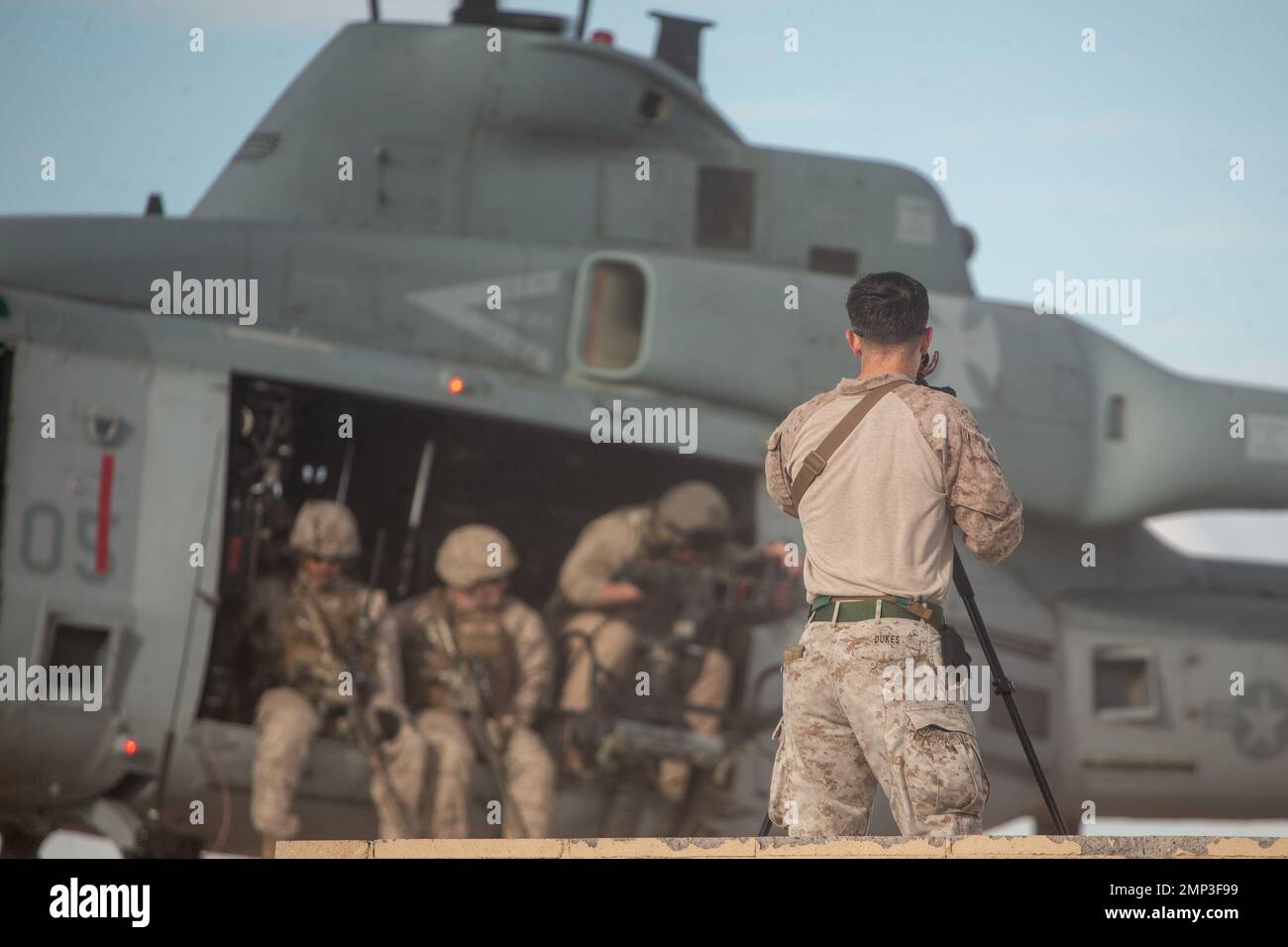U.S. Marine Corps CPL. Jackson Dukes, ein Spezialist für Kampfgrafiken aus Fairfax, Virginia, beauftragt mit Communication Strategy and Operations, II Marine Expeditionary Force Information Group, Video zeichnet US-Marines an Bord eines UH-1Y-Venom-Flugzeugs auf, während sie Kampfübungen während des Weapons and Tactics Instructor (WTI) Course 1-23 im K9 Village Training Complex, Yuma Proving Ground, Arizona, 8. Oktober 2022. WTI ist eine siebenwöchige Trainingsveranstaltung, die von Marine Aviation Weapons and Tactics Squadron One veranstaltet wird und standardisierte fortgeschrittene taktische Schulungen und Zertifizierungen der Qualifikation des Instruktors der Einheit bietet Stockfoto