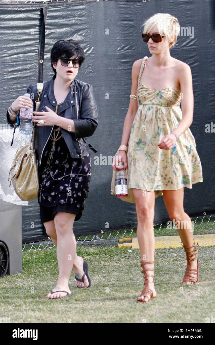 MAVRIXPHOTO.COM Kelly Osbourne und Kim Stewart auf dem Coachella Music Festival in Indio, Kalifornien. 04/27/2008. Verfasserzeile und/oder Link zur Internetnutzung muss MAVRIXPHOTO.COM lauten. Wenn die Verfasserzeile nicht korrekt ist, wird die vereinbarte Gebühr verdoppelt. Stockfoto