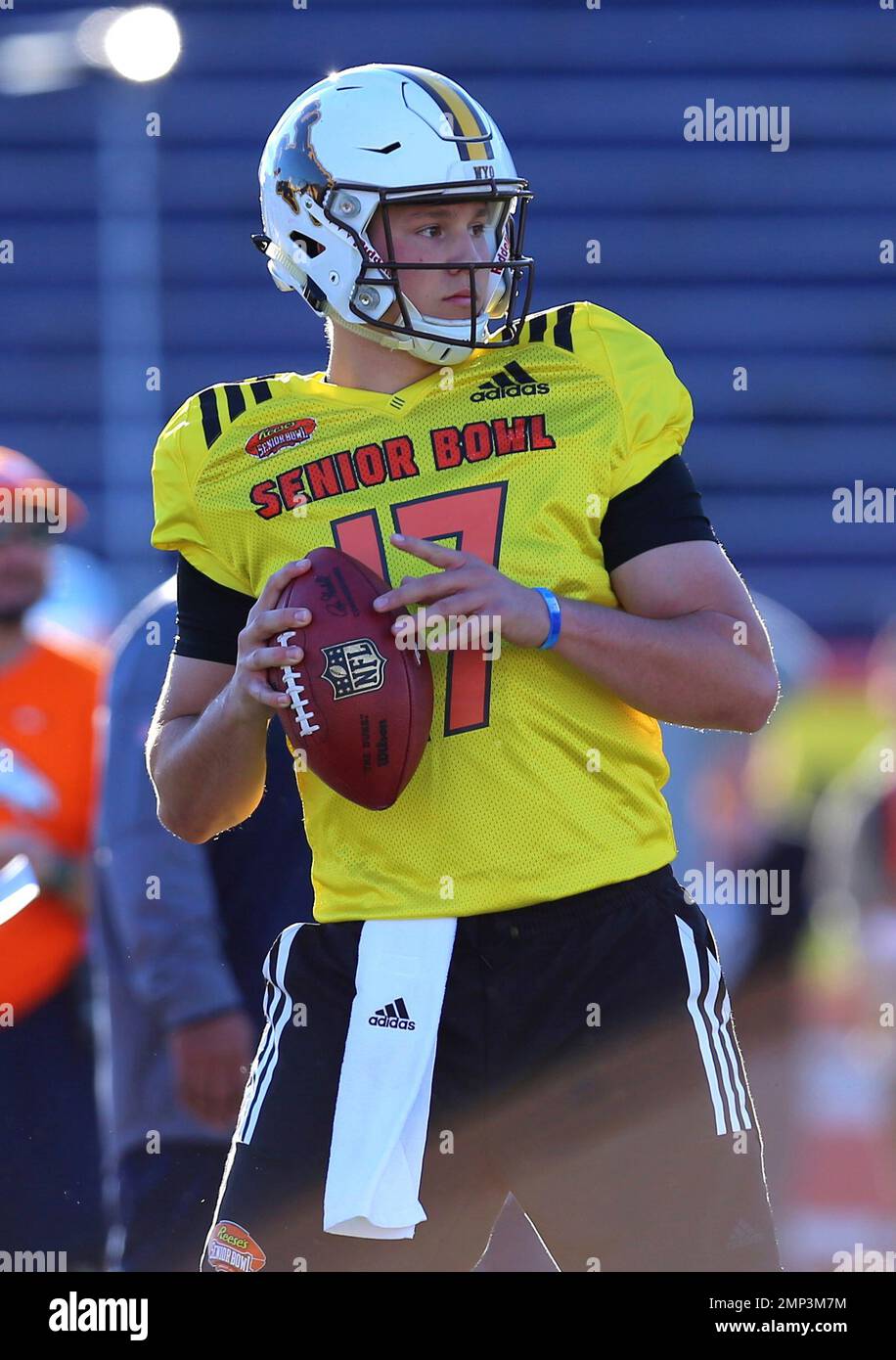 North Squad quarterback Josh Allen of Wyoming (17) in action during the North's team college football practice for Saturday's Senior Bowl, Tuesday, Jan. 23, 2018, in Mobile, Ala. (AP Photo/Butch Dill) Stockfoto