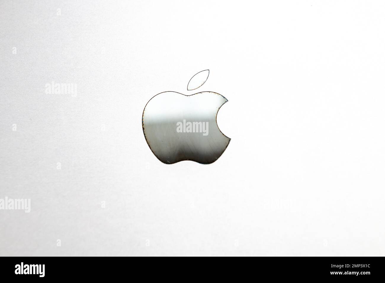 Nach London. GROSSBRITANNIEN - 01.29.2023. Das Apple Company Symbol, Markenzeichen auf der Rückseite eines McBook-Computers. Stockfoto