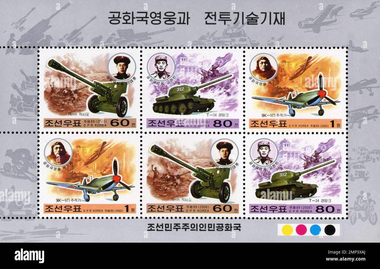 Nordkoreanischer Briefmarkenbogen von 2000 mit Militärhelden, T-34-Panzern, Yak-9-Kampfflugzeugen und 76-mm-Feldgeschützen. Stockfoto