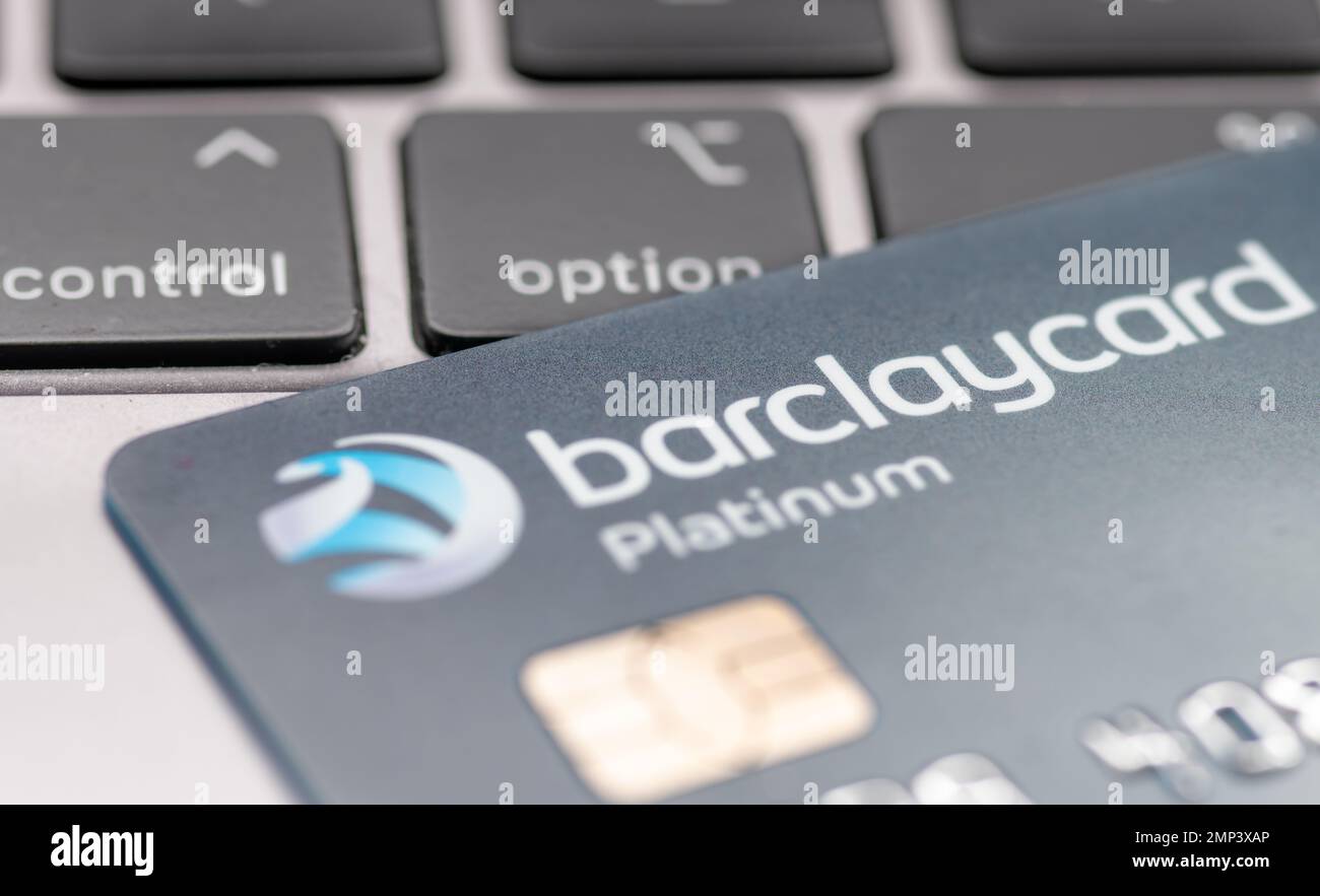 Nach London. GROSSBRITANNIEN - 01.29.2023. Eine Barclaycard Platinum Bankkarte auf einem Laptop, bei der eine Person die Optionstaste drückt. Stockfoto