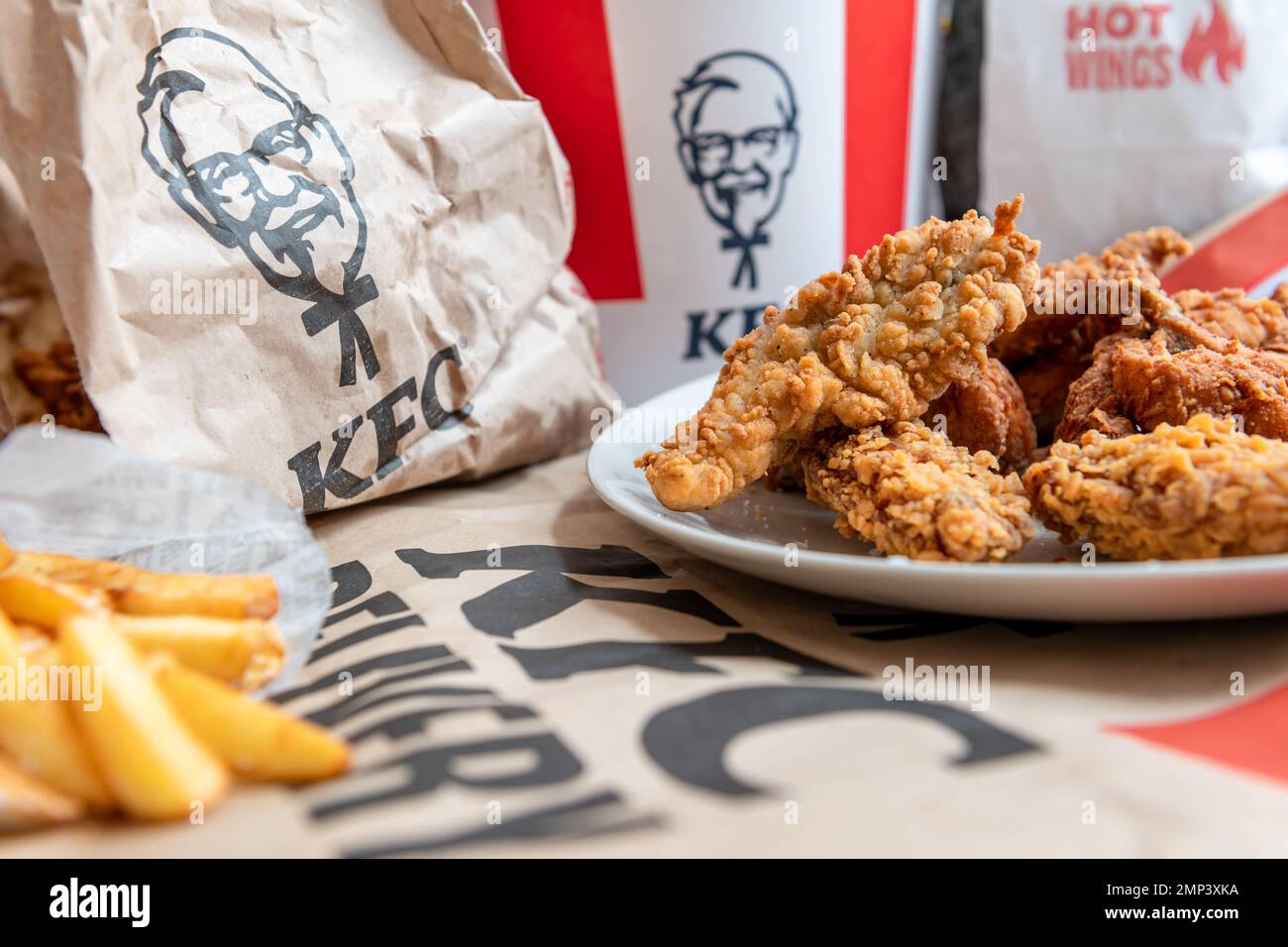 Nach London. GROSSBRITANNIEN - 01.29.2023. Ein Aufstrich auf dem Tisch mit verschiedenen gebratenen Hühnchen- und Kartoffelfritten von KFC Online-Bestellung Lieferung nach Hause. Stockfoto