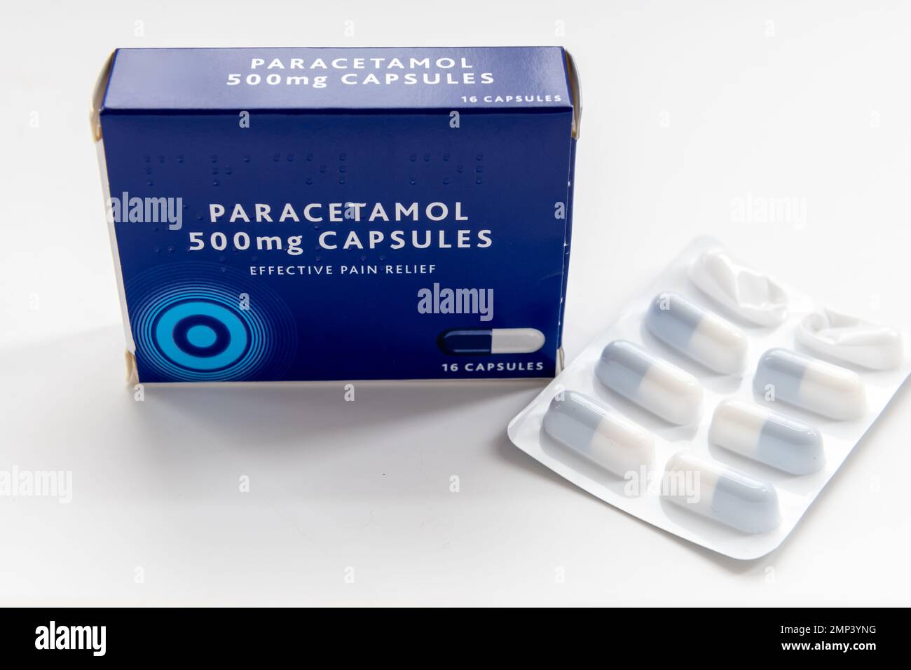 Eine Packung des Schmerzmittels Paracetamol, isoliert in Weiß Stockfoto