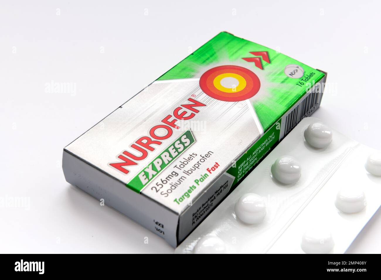 Nach London. GROSSBRITANNIEN - 01.29.2023. Eine Packung Nurofen-Express-Natrium-Ibuprofen-Tabletten, isoliert in weiß. Schmerzmittel, Fieber und Erkältung. Stockfoto