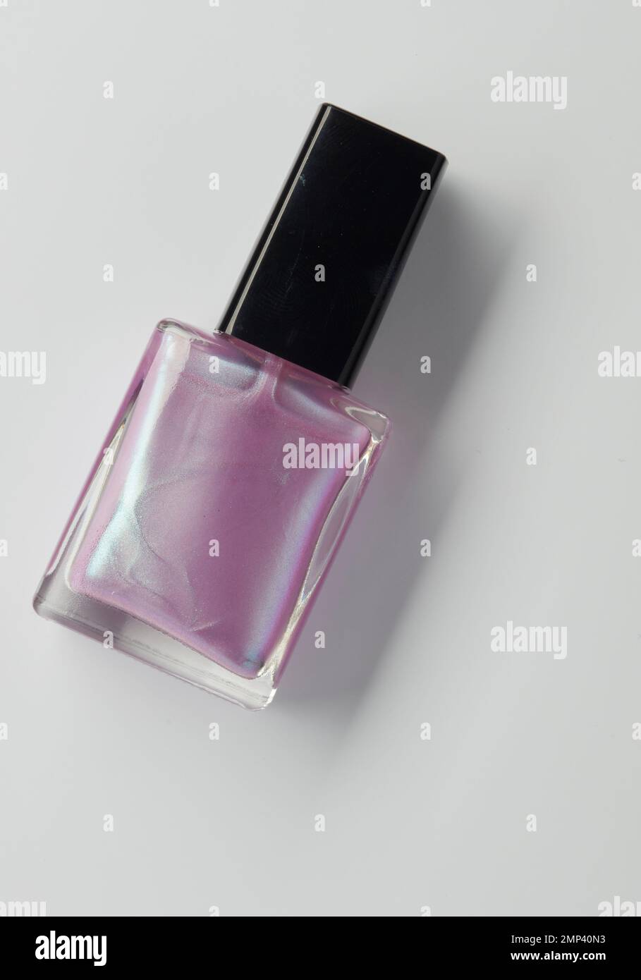 Gefärbte Nagellack-Flasche ausgeschnitten glatter Hintergrund glänzende Nägel Kosmetik ohne Etikett Blanko Multi Make-up-Finger einfacher Salon graues Glas schwarz Stockfoto