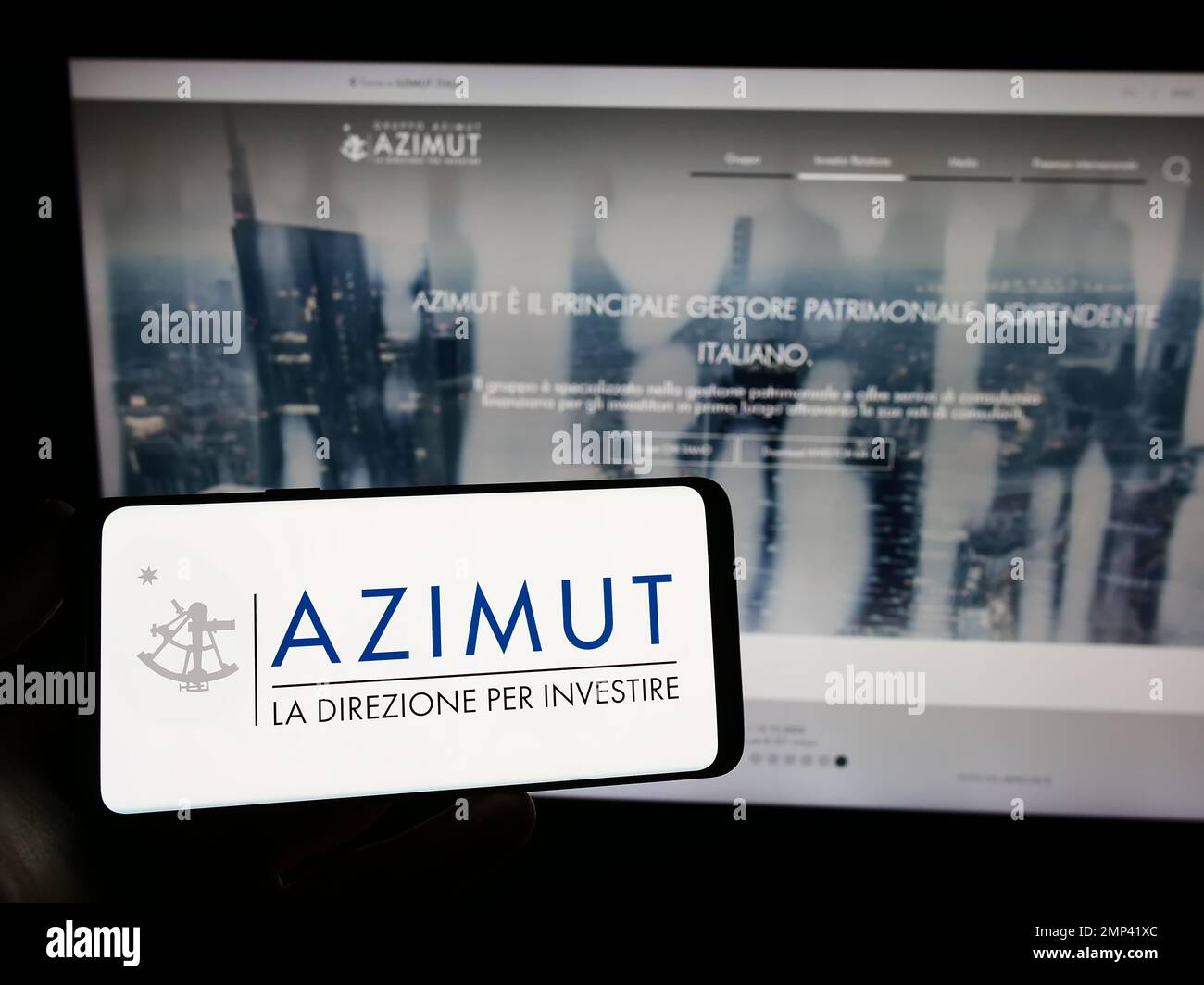 Person, die ein Smartphone mit dem Logo des Vermögensverwaltungsunternehmens Azimut Holding S.p.A. auf dem Bildschirm vor der Website hält. Konzentrieren Sie sich auf das Display des Telefons. Stockfoto