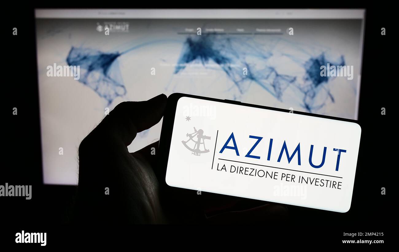Person, die ein Mobiltelefon mit dem Logo der Vermögensverwaltungsgesellschaft Azimut Holding S.p.A. auf dem Bildschirm vor der Webseite hält. Konzentrieren Sie sich auf das Display des Telefons. Stockfoto