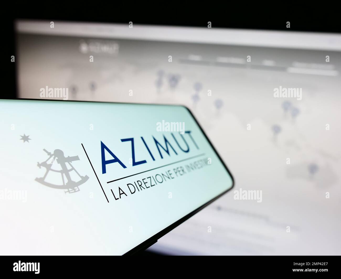 Handy mit Logo der Vermögensverwaltungsgesellschaft Azimut Holding S.p.A. auf dem Bildschirm vor der Website. Fokus auf die Mitte links des Telefondisplays. Stockfoto