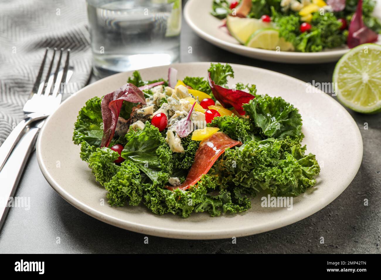 Leckerer frischer Grünkohlsalat auf grauem Tisch Stockfoto