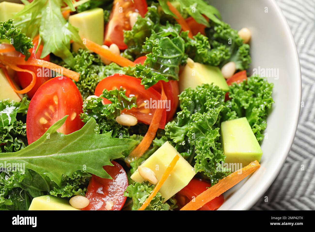 Leckerer frischer Grünkohlsalat auf dem Tisch, Nahaufnahme Stockfoto