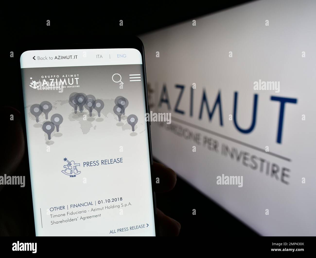 Person mit Mobiltelefon und Webseite der Vermögensverwaltungsgesellschaft Azimut Holding Spa auf dem Bildschirm mit Logo. Konzentrieren Sie sich auf die Mitte des Telefondisplays. Stockfoto