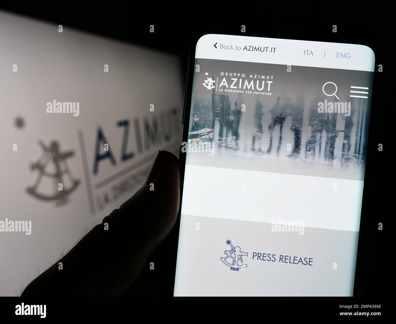 Person, die ein Smartphone mit einer Website des Vermögensverwaltungsunternehmens Azimut Holding S.p.A. auf dem Bildschirm mit Logo hält. Konzentrieren Sie sich auf die Mitte des Telefondisplays. Stockfoto