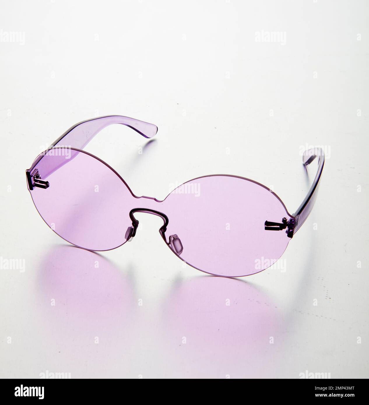 Farbige Kunststoff Sonnenbrille Mode-Artikel trendy einfaches Design Designerfarben groovige 70er Jahre Stil hippe hippe runde ikonische intensive Brille Stockfoto
