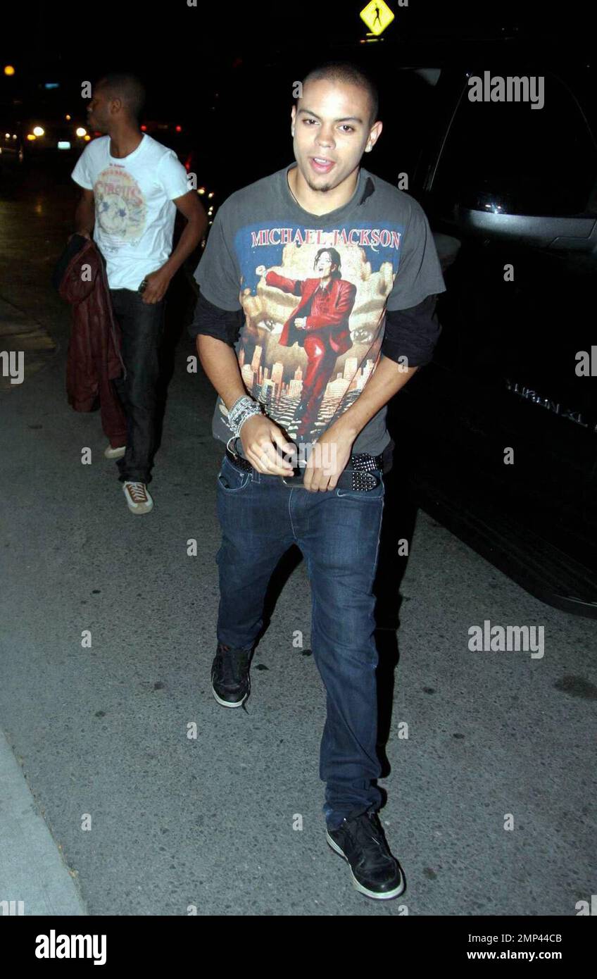 Diana Ross' Sohn Evan Ross trägt ein klassisches Michael Jackson T-Shirt, um Jackson, einem der langjährigen Freunde seiner mutter, bei seiner Ankunft in der Crown Bar in Los Angeles, Kalifornien, zu grüßen. 6/25/08. Stockfoto