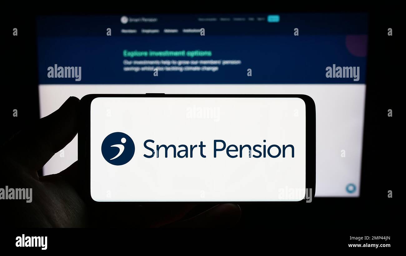 Person, die ein Smartphone mit dem Logo des britischen Fintech-Unternehmens Smart Pension Limited auf dem Bildschirm vor der Website hält. Konzentrieren Sie sich auf das Display des Telefons. Stockfoto Person, die ein Smartphone mit dem Logo des britischen Fintech-Unternehmens Smart Pension Limited auf dem Bildschirm vor der Website hält. Konzentrieren Sie sich auf das Display des Telefons. Stockfoto