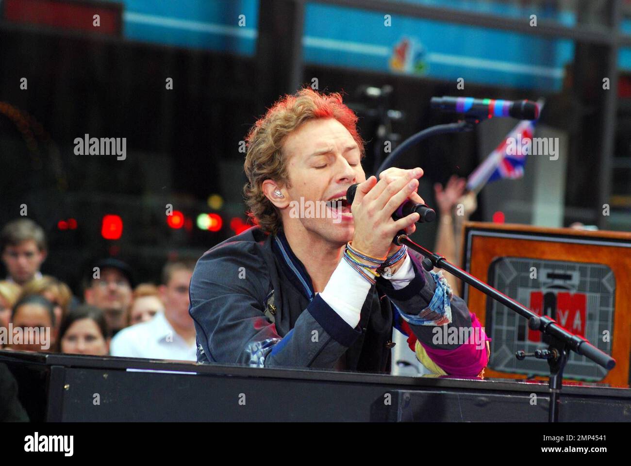 Coldplay-Frontmann Chris Martin machte einen Kommentar über Paparazzi, stieß dann seine Zunge heraus und hielt sein mikro in der Leiste während seiner Aufführung in der NBC's Today Show Rockefeller Plaza, New York Ciy, NY, 27. Juni 2008. Stockfoto