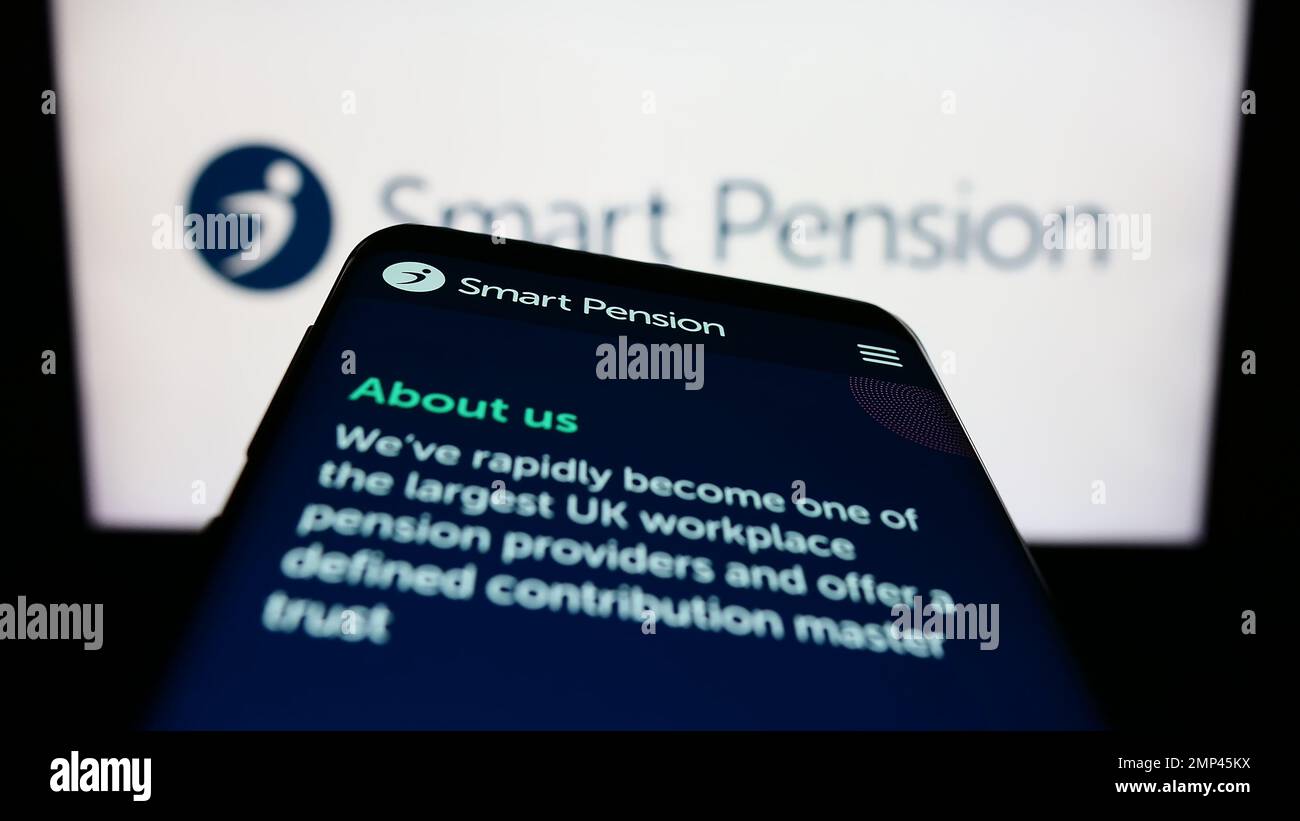 Smartphone mit Website des britischen Fintech-Unternehmens Smart Pension Limited auf dem Bildschirm vor dem Unternehmenslogo. Fokus auf oberer linker Seite des Telefondisplays. Stockfoto