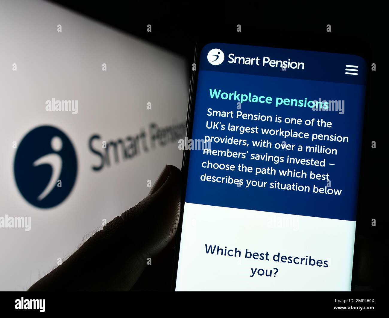Person, die ein Mobiltelefon mit einer Webseite des britischen Fintech-Unternehmens Smart Pension Limited auf dem Bildschirm mit Logo hält. Konzentrieren Sie sich auf die Mitte des Telefondisplays. Stockfoto Person, die ein Mobiltelefon mit einer Webseite des britischen Fintech-Unternehmens Smart Pension Limited auf dem Bildschirm mit Logo hält. Konzentrieren Sie sich auf die Mitte des Telefondisplays. Stockfoto