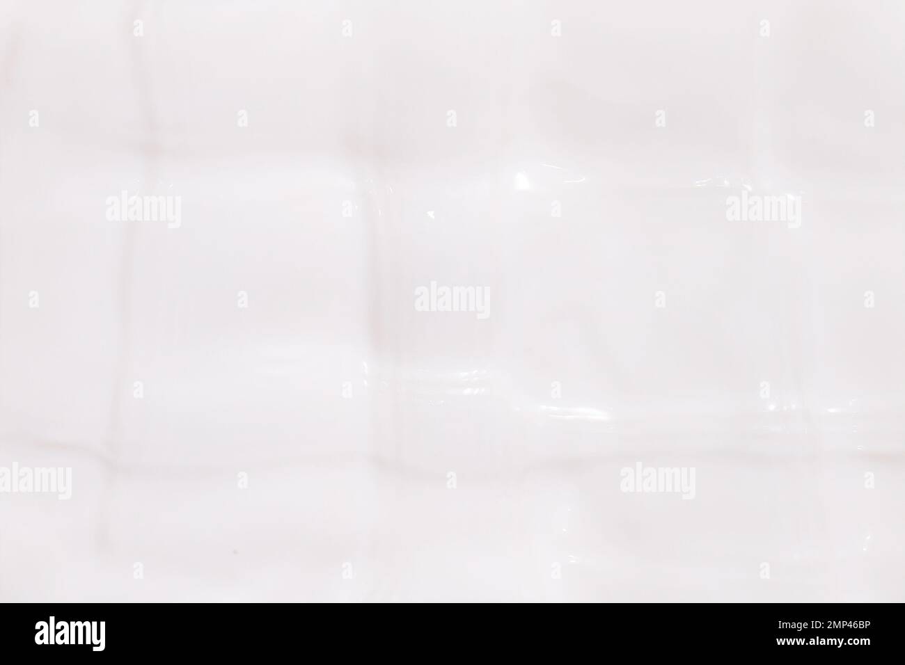Minimaler Hintergrund. Wellen von Milch. Spritzer weißer Flüssigkeit. Weiße Farbe. Stockfoto
