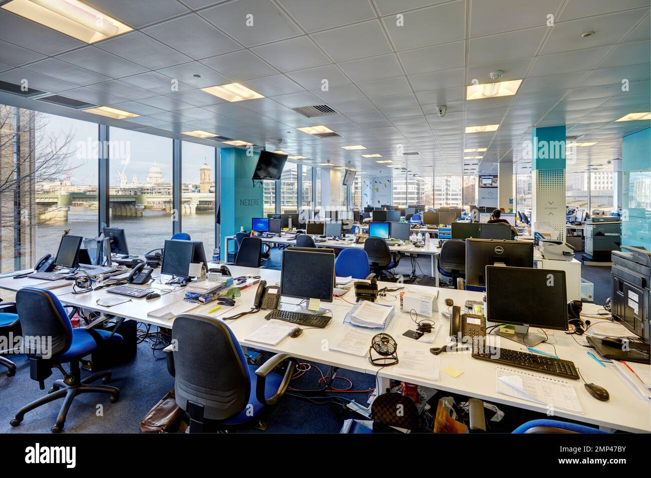Bürotische Schirmtafeln, die mit Geld aus der Geschäftsstadt handeln leere Börsenaktien, Investmentbank, moderne Fenster mit Blick auf die londoner Hauptstadt Stockfoto