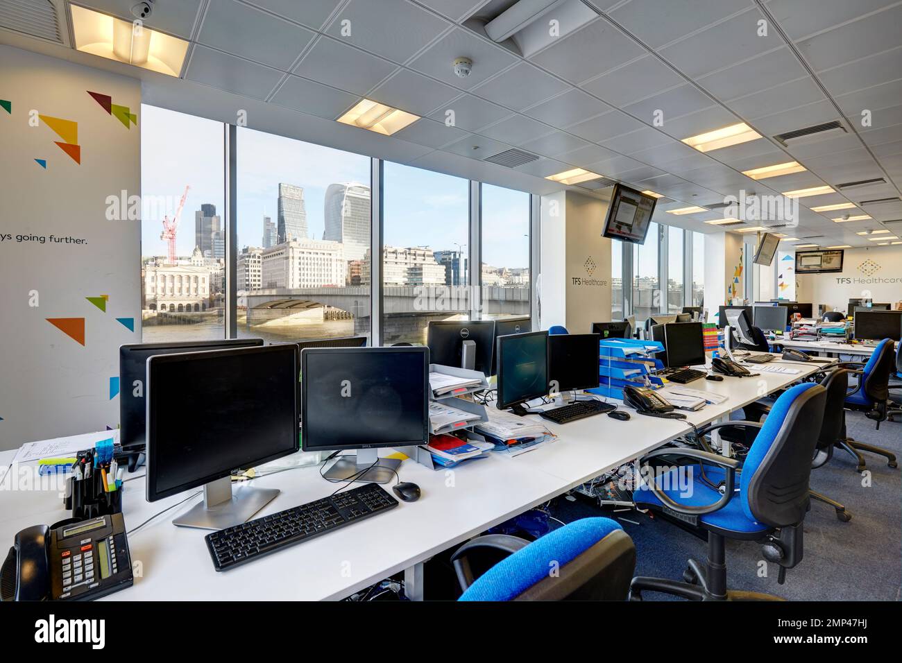 Bürotische Schirmtafeln, die mit Geld aus der Geschäftsstadt handeln leere Börsenaktien, Investmentbank, moderne Fenster mit Blick auf die londoner Hauptstadt Stockfoto
